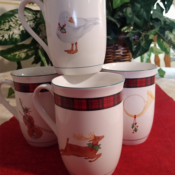 Set of 4 Arita Fine Porcelain TARTAN "Christmas Traditions" Mugs - Picture 8 of 8